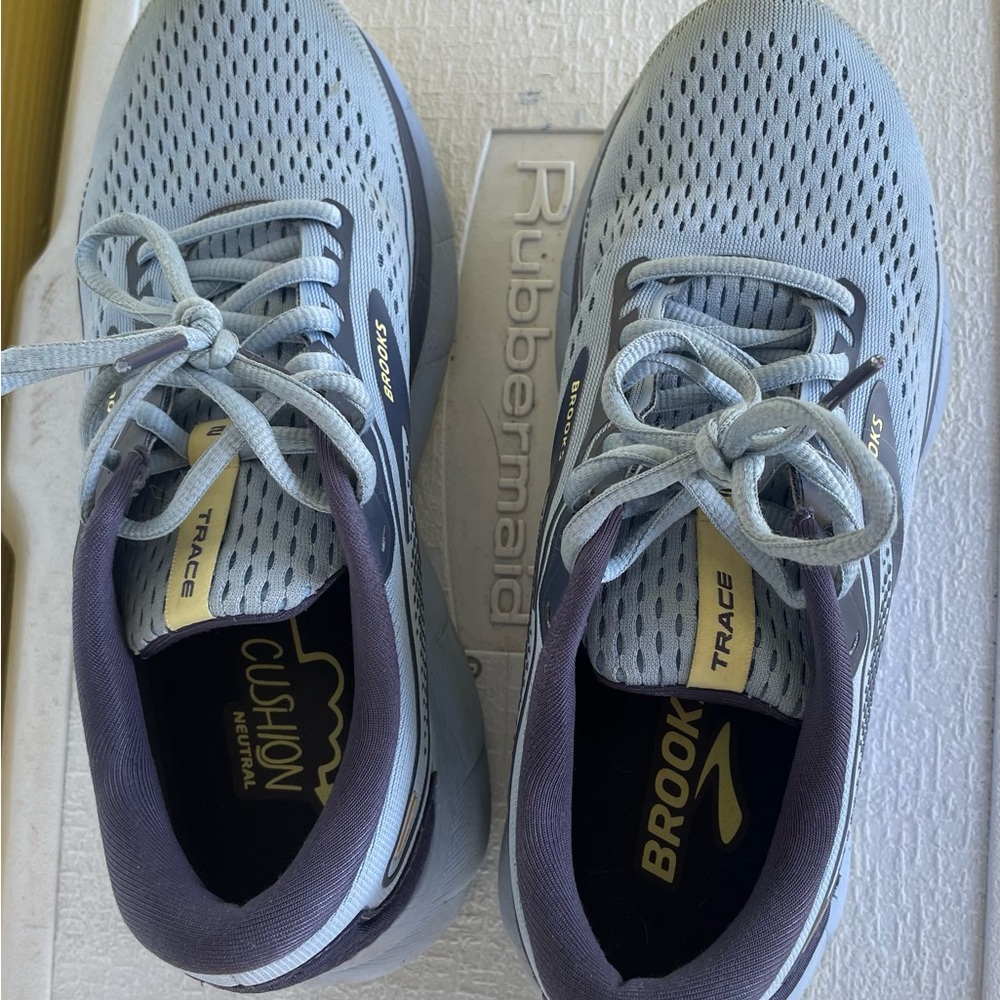 Brooks Cushion Neutral Running Shoes in Navy and Light Gray